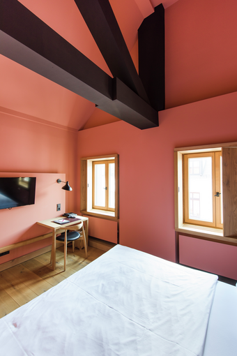 Chambre d’hôtel peinte en rose - effet sonore fort