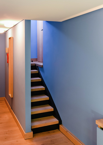 Un couloir peint en bleu, une couleur froide