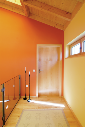 Un couloir peint en orange, une couleur chaude